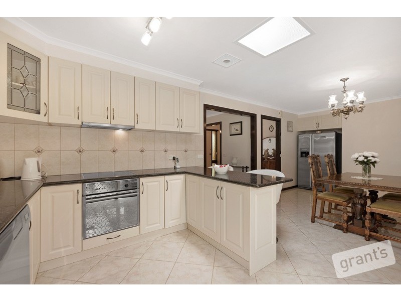 87 Sydney Parkinson Avenue, Endeavour Hills VIC 3802