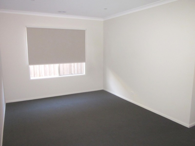 54 Fieldstone Crescent, Cranbourne North VIC 3977