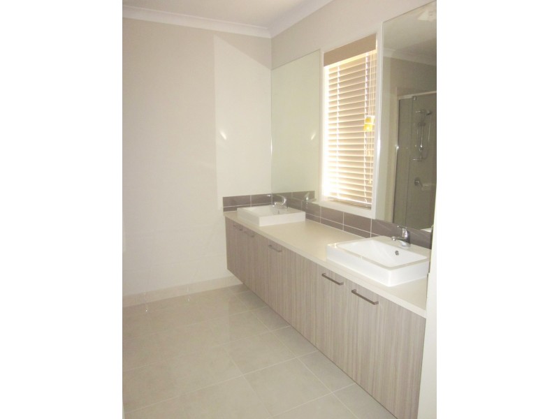 54 Fieldstone Crescent, Cranbourne North VIC 3977