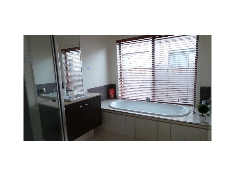 25 Bernly Boulevard, Berwick VIC 3806