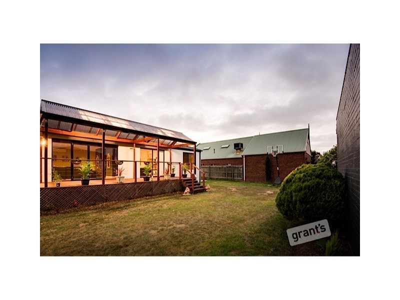 18 Peppertree Avenue, Narre Warren South VIC 3805