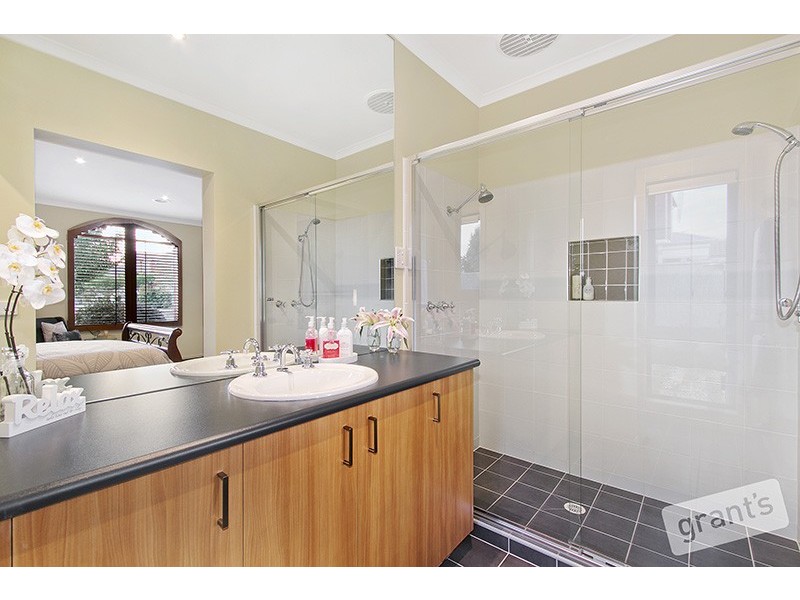 8 Merriwee Grove, Narre Warren South VIC 3805