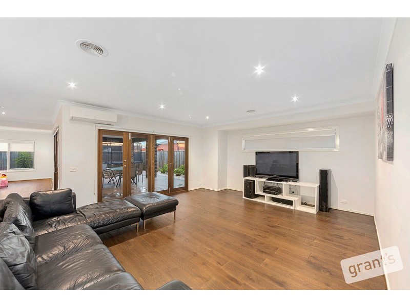 9 Chantenay Parade, Cranbourne North VIC 3977