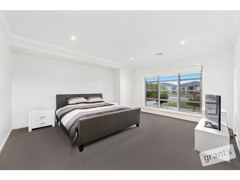 9 Chantenay Parade, Cranbourne North VIC 3977