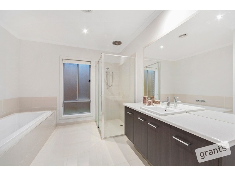 9 Chantenay Parade, Cranbourne North VIC 3977