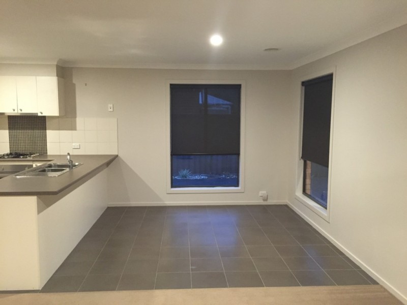 9 Orchard Valley Avenue, Pakenham VIC 3810