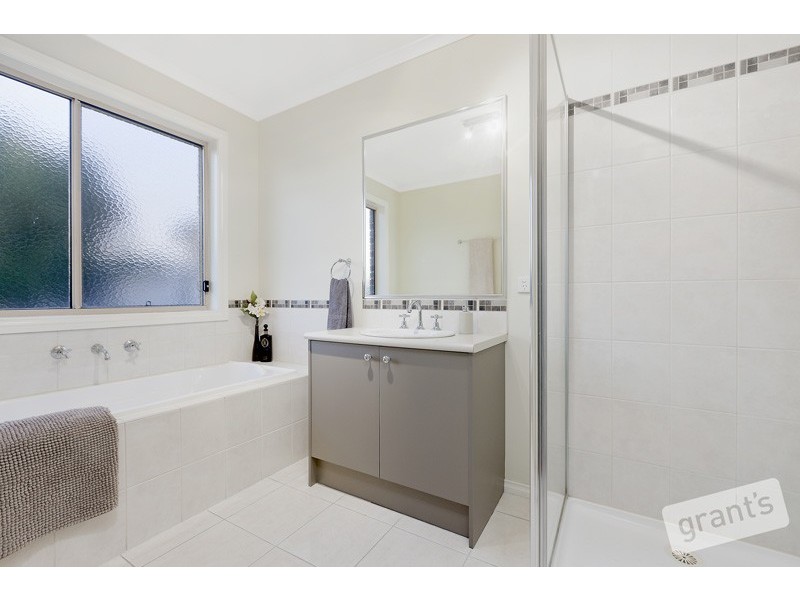 48 Golden Grove Drive, Narre Warren South VIC 3805