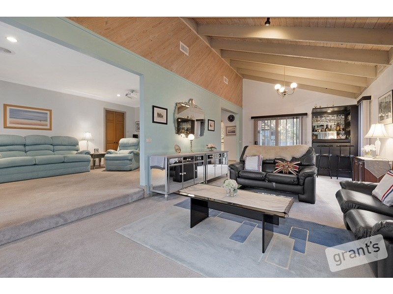 15 Carluke Close, Berwick VIC 3806