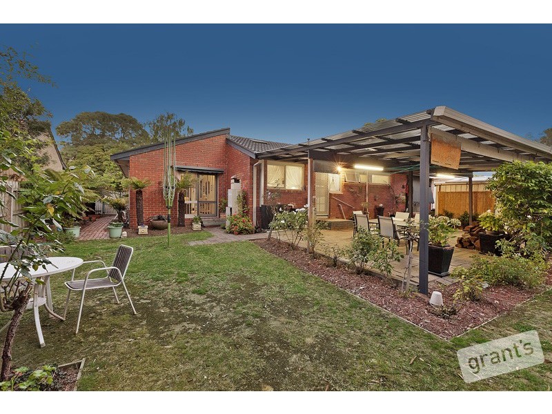 15 Carluke Close, Berwick VIC 3806