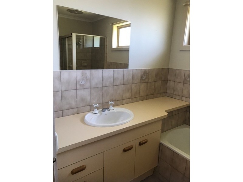 2/47 Cheviot Ave, Berwick VIC 3806