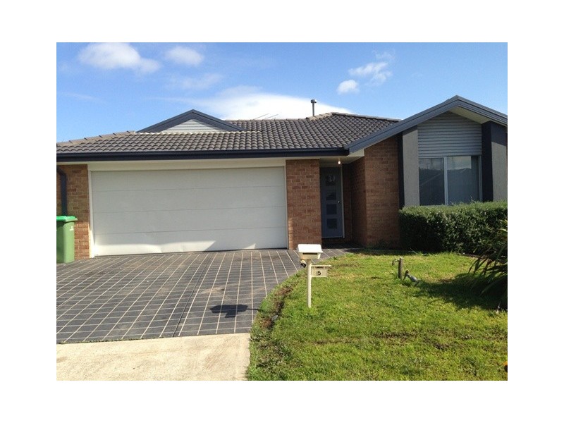 5 Persimmon Lane, Pakenham VIC 3810