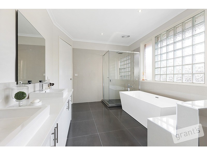 12 McKay Close, Berwick VIC 3806