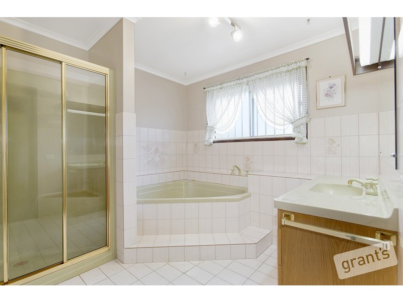 24 Rheanva Street, Berwick VIC 3806