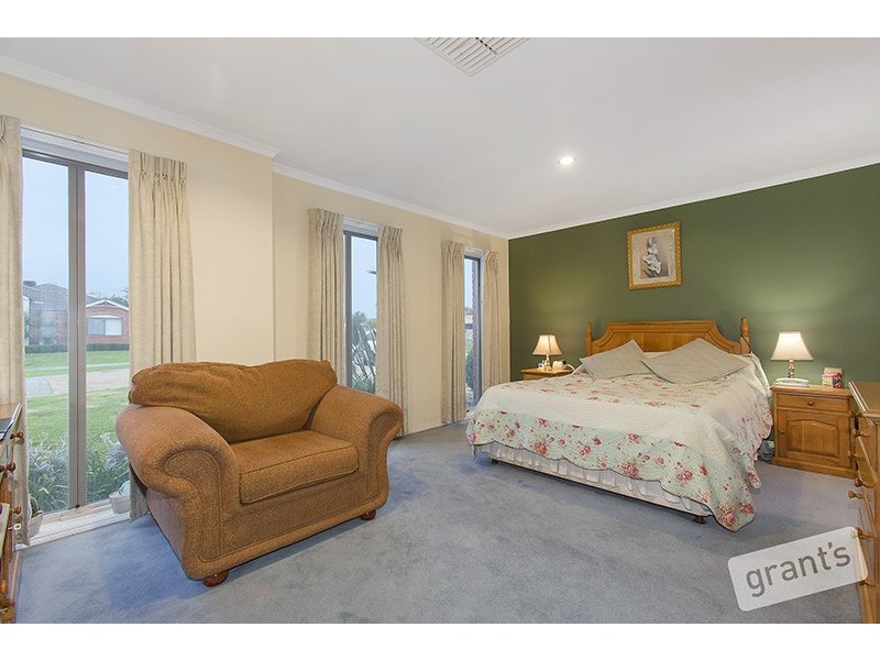 27 Pendulum Place, Berwick VIC 3806