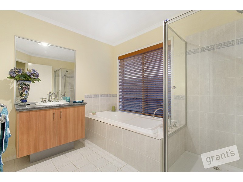 27 Pendulum Place, Berwick VIC 3806