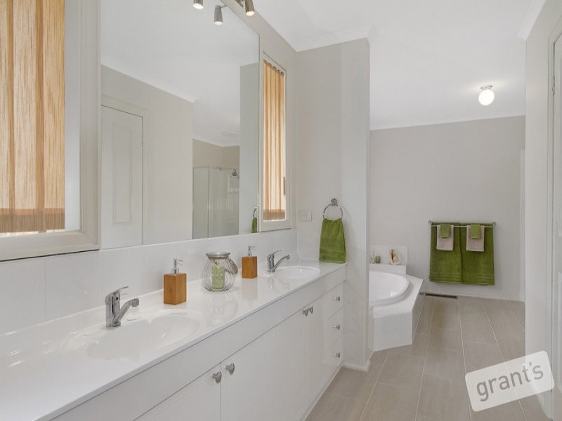 25 Bournevale Drive, Berwick VIC 3806