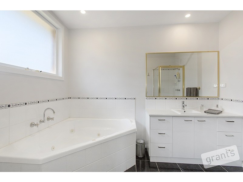 2 Wintersun Road, Berwick VIC 3806