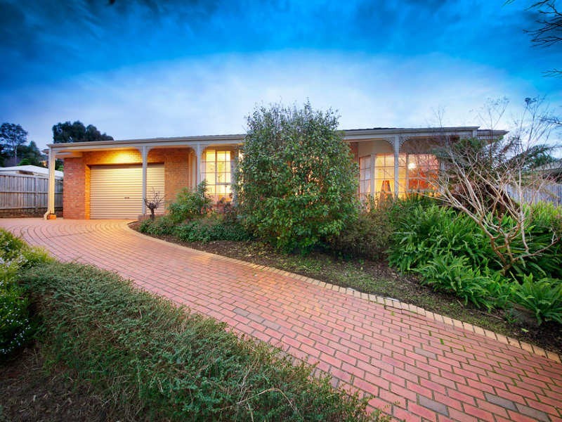 8 Bournevale Drive, Berwick VIC 3806