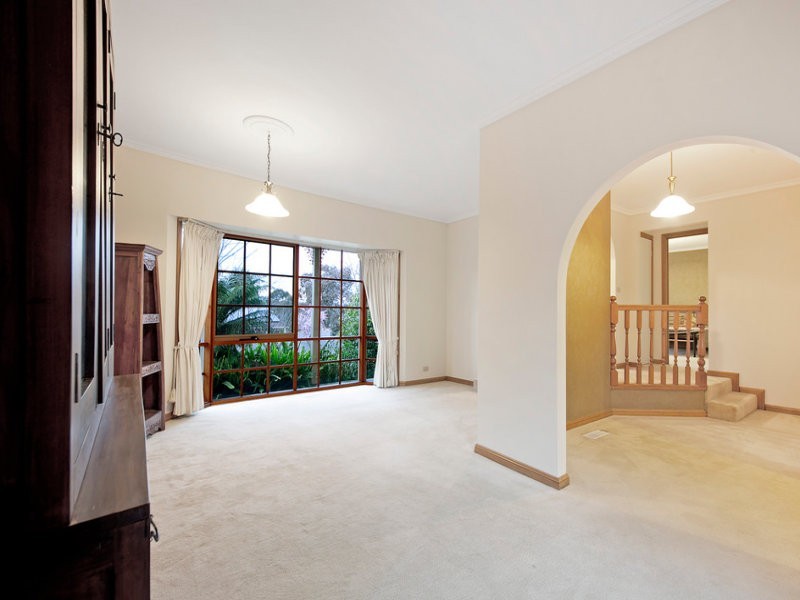 8 Bournevale Drive, Berwick VIC 3806