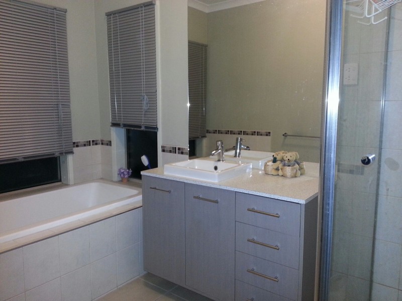 27 Yorkshire Drive, Cranbourne North VIC 3977