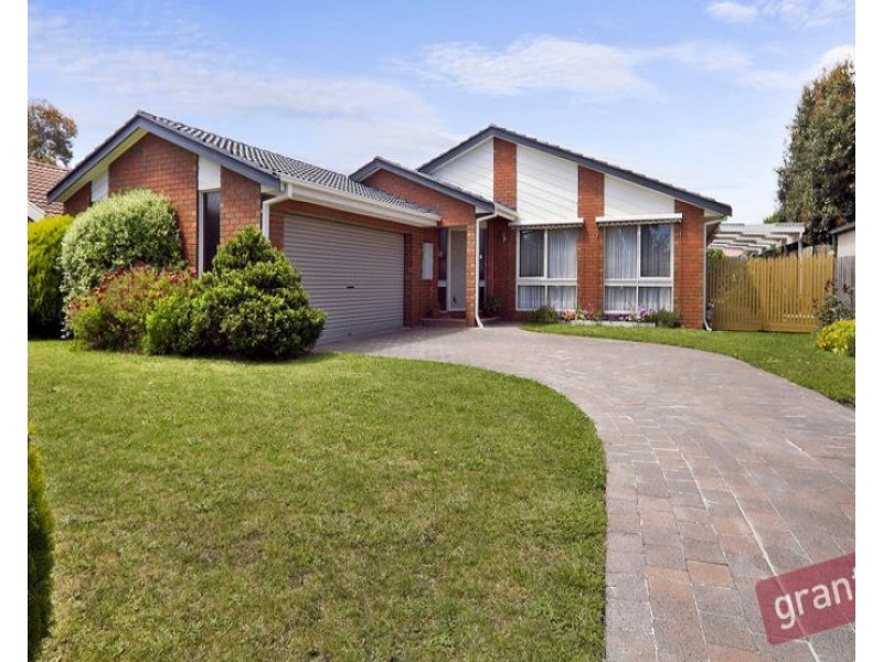 8 Margarita Cl, Berwick VIC 3806