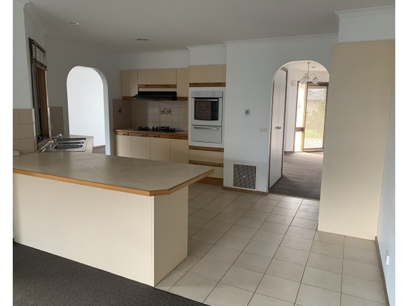 8 Margarita Cl, Berwick VIC 3806