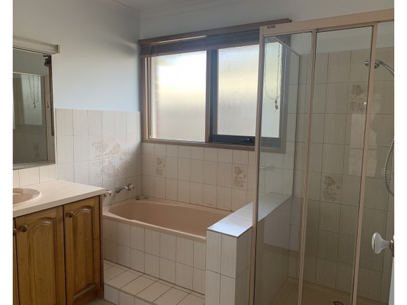 8 Margarita Cl, Berwick VIC 3806