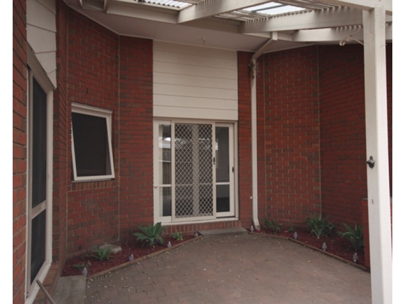 8 Margarita Cl, Berwick VIC 3806