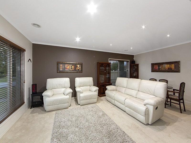 9 The Esplanade, Narre Warren South VIC 3805