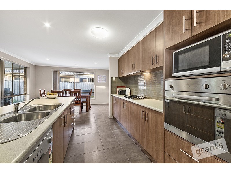 19 Midnight Rise, Cranbourne East VIC 3977