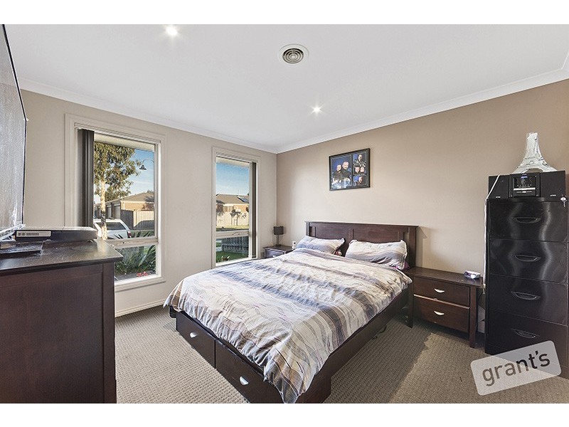 19 Midnight Rise, Cranbourne East VIC 3977