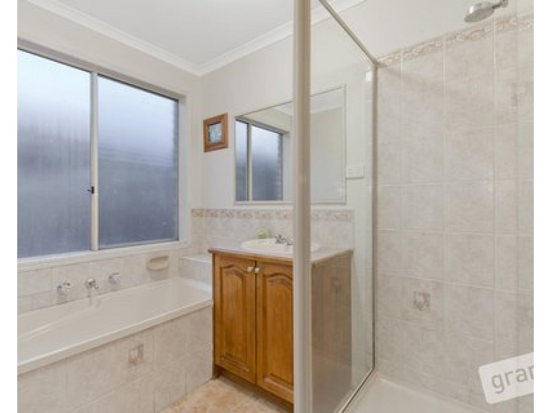 25 Bellevue Drive, Berwick VIC 3806