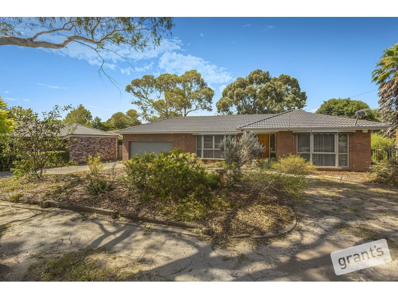 16 Manuka Road, Berwick VIC 3806