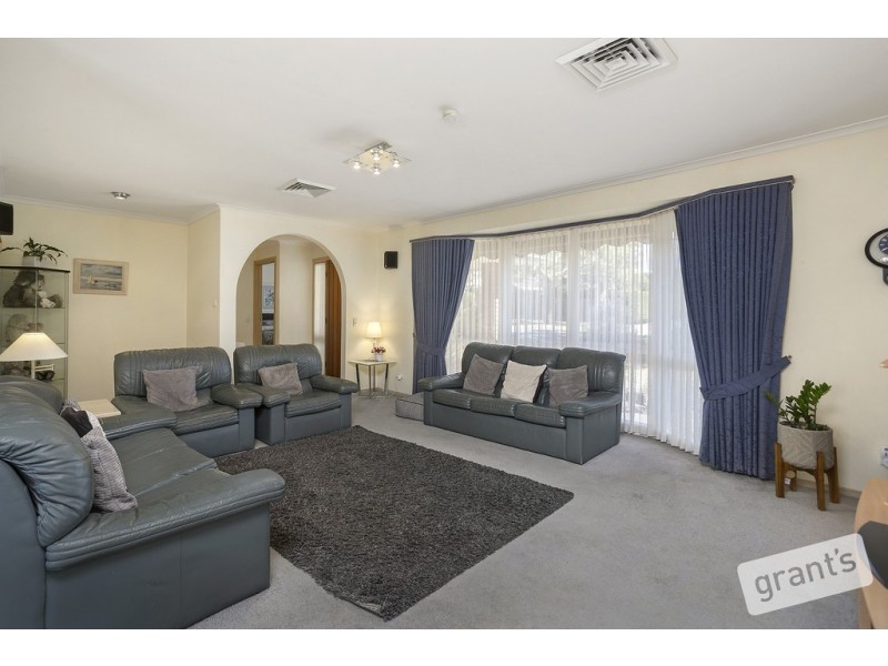 16 Manuka Road, Berwick VIC 3806