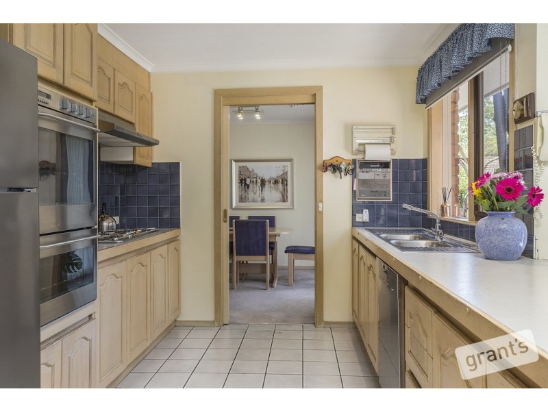 16 Manuka Road, Berwick VIC 3806