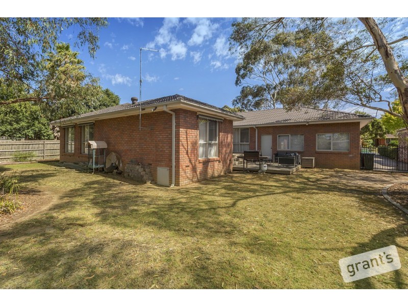 16 Manuka Road, Berwick VIC 3806