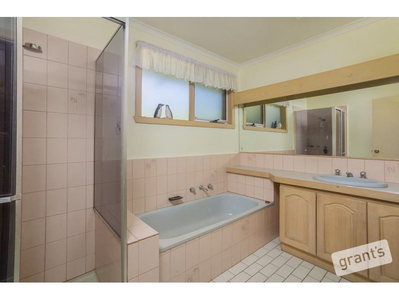 16 Manuka Road, Berwick VIC 3806