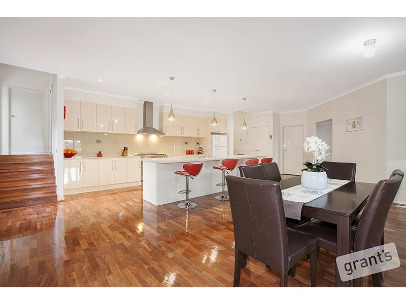 27 Sheldon Drive, Berwick VIC 3806