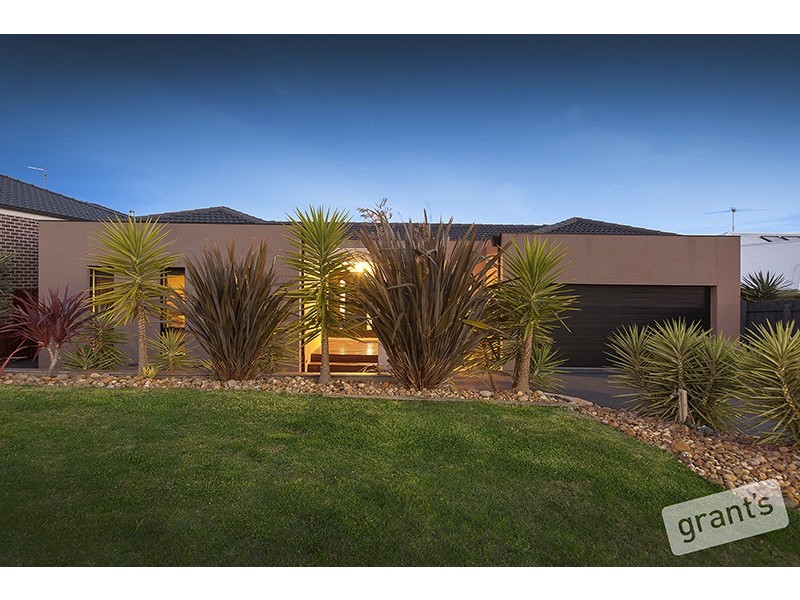 27 Sheldon Drive, Berwick VIC 3806