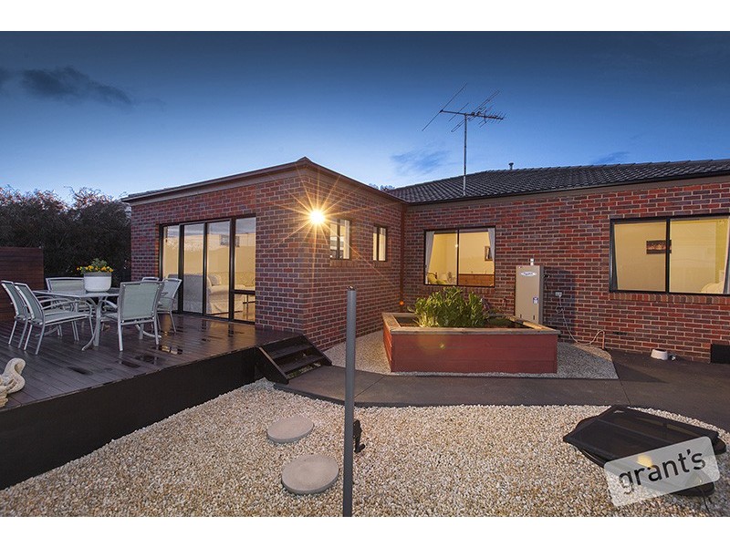 27 Sheldon Drive, Berwick VIC 3806