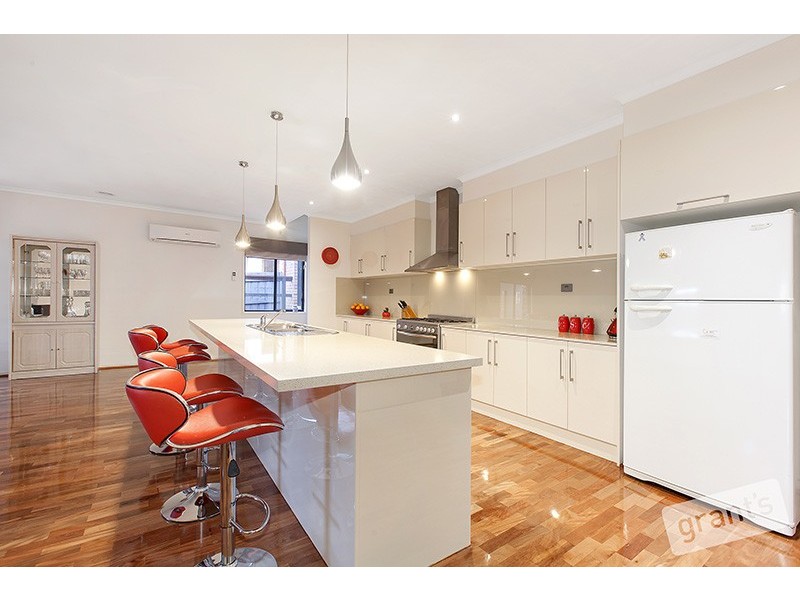 27 Sheldon Drive, Berwick VIC 3806