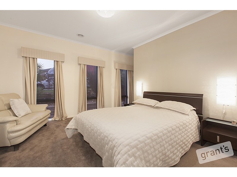 27 Sheldon Drive, Berwick VIC 3806