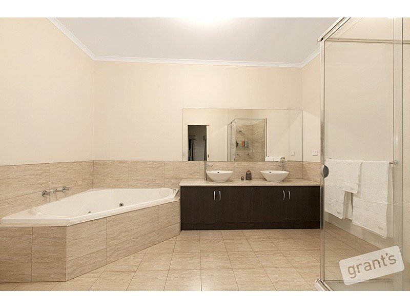 27 Sheldon Drive, Berwick VIC 3806