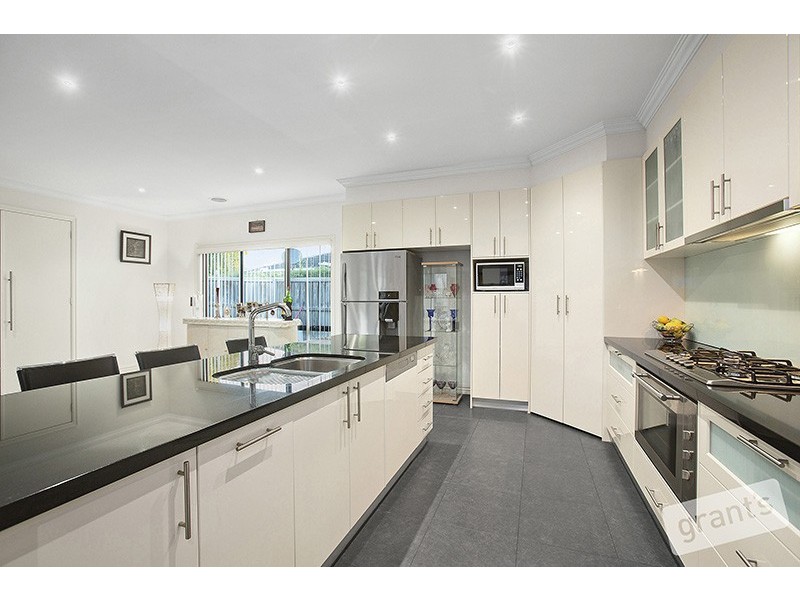 2 Viewbridge Close, Berwick VIC 3806