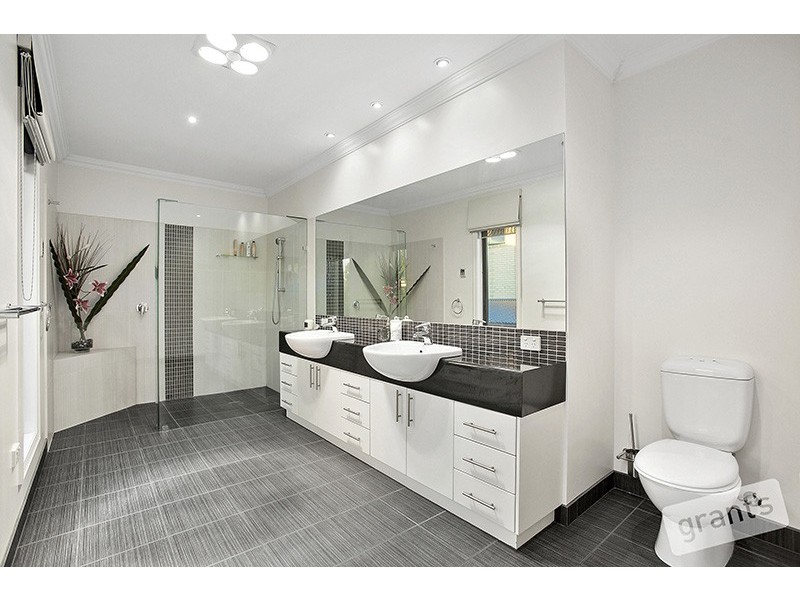 2 Viewbridge Close, Berwick VIC 3806