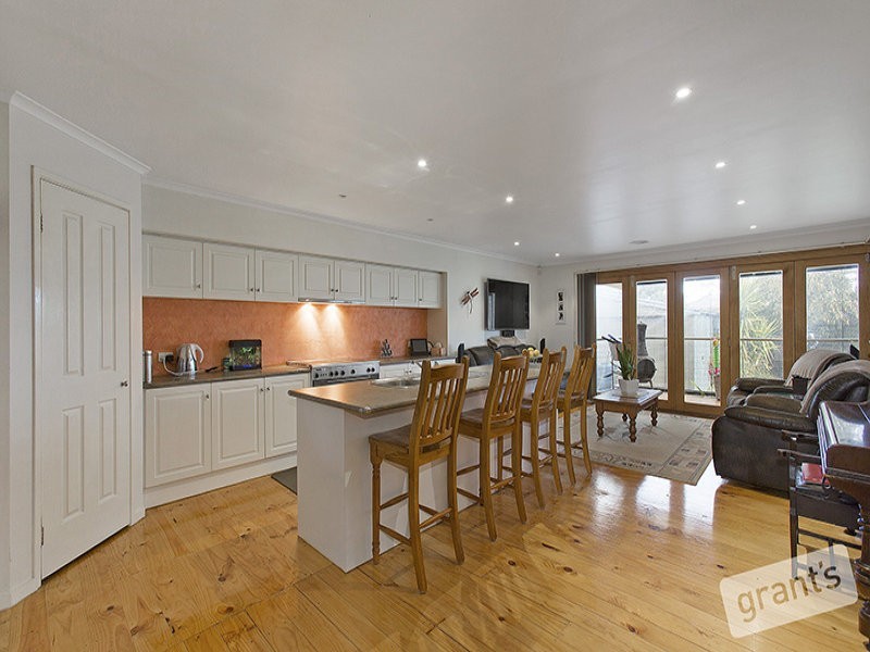 8 Greenlaw Crecent, Berwick VIC 3806