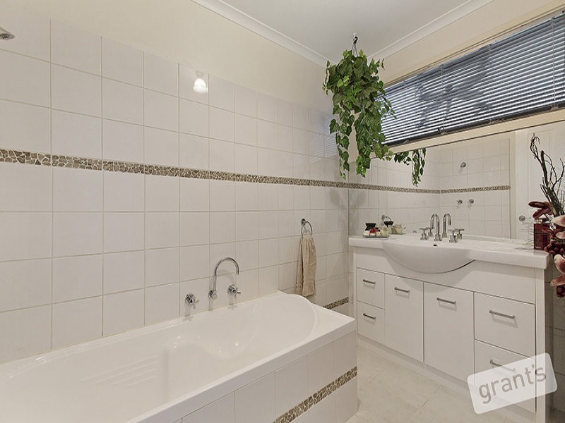 8 Greenlaw Crecent, Berwick VIC 3806