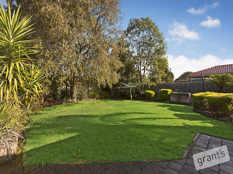 8 Greenlaw Crecent, Berwick VIC 3806