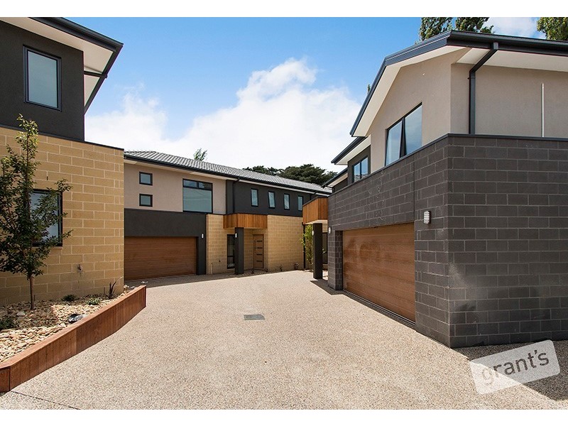 2 Santa Monica Place, Berwick VIC 3806