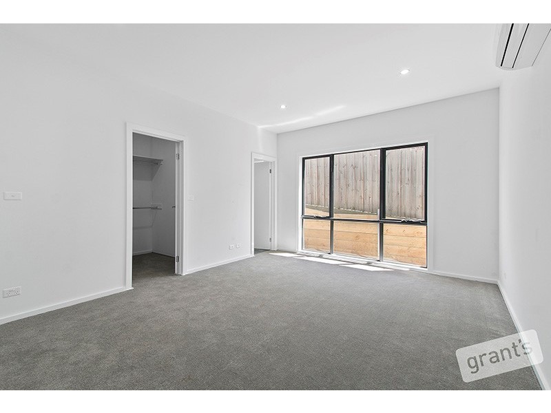 2 Santa Monica Place, Berwick VIC 3806